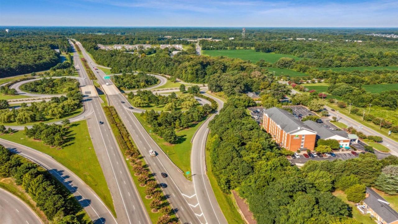 Holiday Inn Express Williamsburg North By Ihg Norge Exteriör bild